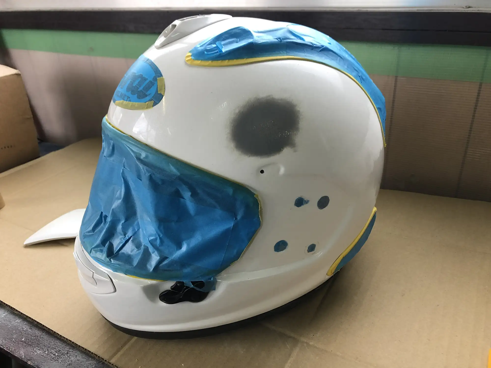 ヘルメットに付いたキズ修復。